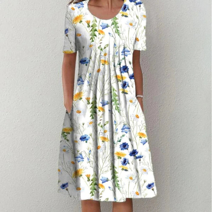 Comfortable women's floral summer dress with short sleeves and pockets, ideal for relaxed everyday fashion.