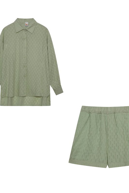 Versatile women's two-piece set: relaxed shirt and shorts for spring/summer activities.