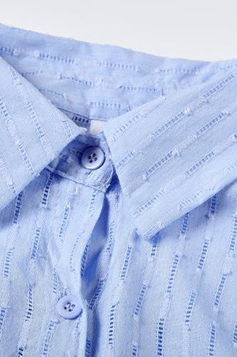 Comfortable women's summer outfit: a relaxed shirt and matching shorts, perfect for any casual day.