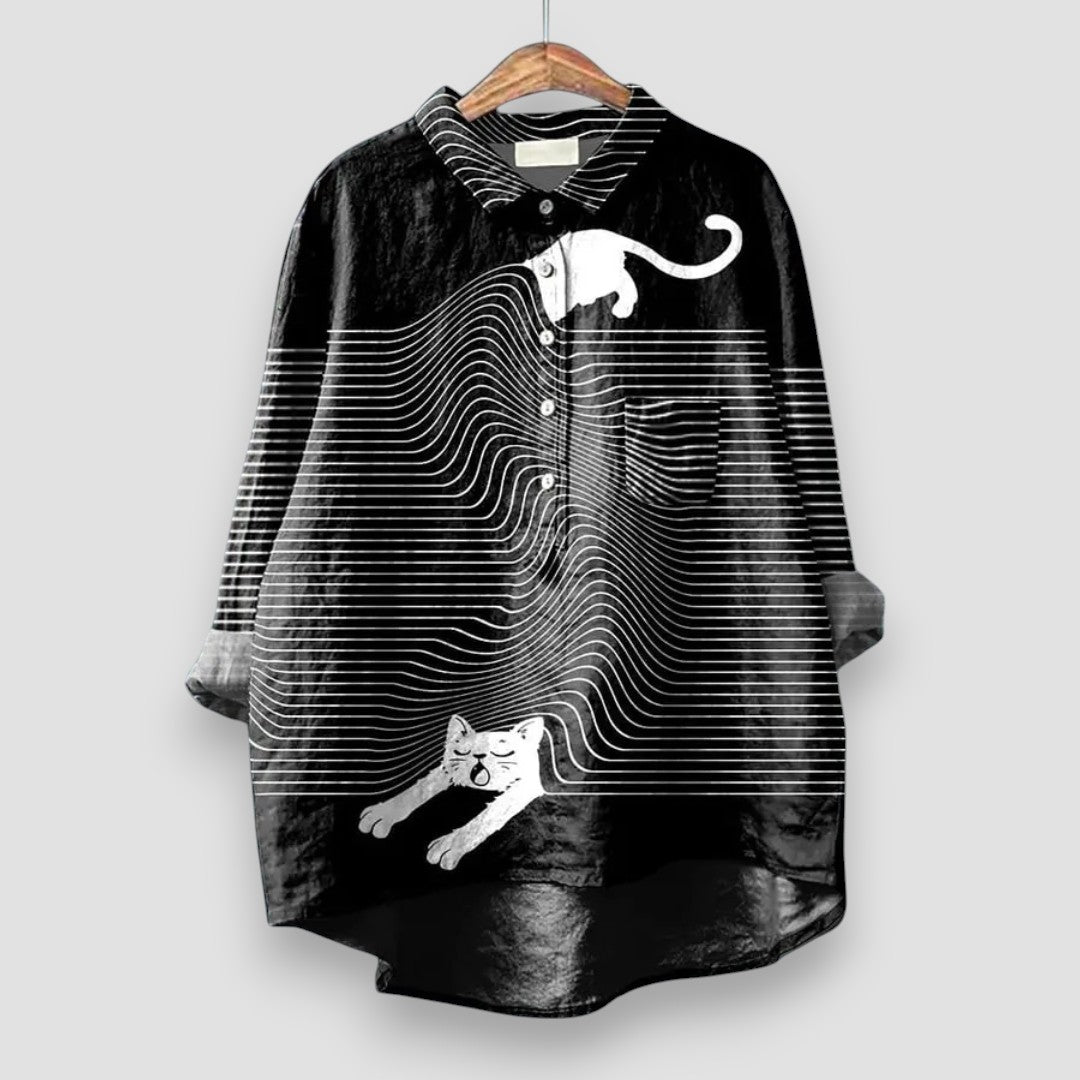 Stylish women's casual dog print shirt. Short sleeve, relaxed fit, ideal for comfortable summer fashion.