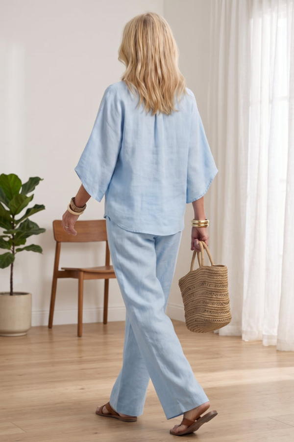 Versatile women's coordinated set, ideal for a relaxed summer outfit or casual everyday wear.