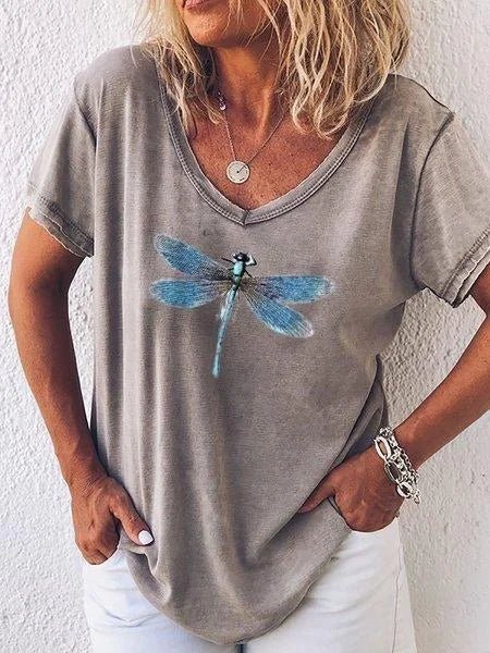 Nature-inspired graphic tee for women: a comfortable V-neck with a delicate dragonfly print, short sleeves.