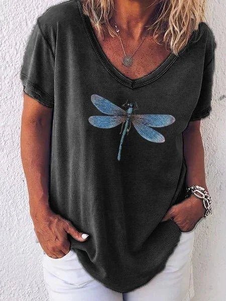 Easy-care women's V-neck t-shirt, relaxed fit with a charming dragonfly print, perfect for warm weather.