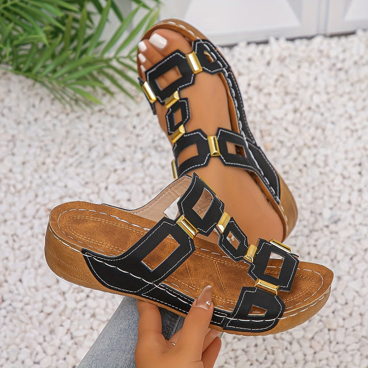 Fashionable women's platform buckle sandals. Elegant design with a comfortable sole, ideal for summer outfits.