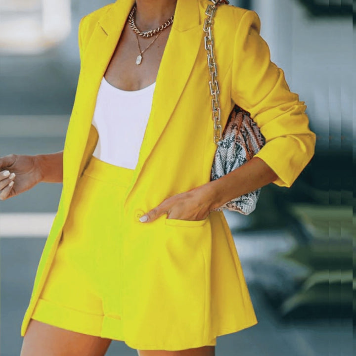 Fashionable green women's blazer and shorts co-ord. Chic two-piece matching set, ideal for a stylish summer outfit.