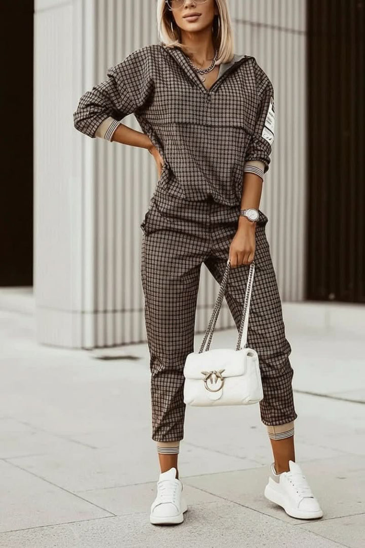 Chic women's lounge tracksuit, featuring a soft top & matching pants for ultimate comfort.