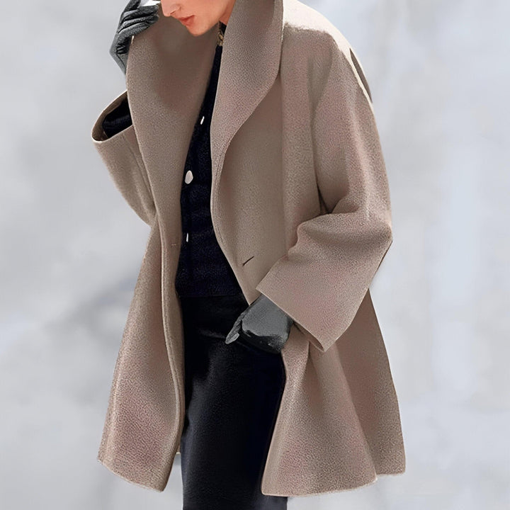 Chic oversized women's coat, a versatile layering piece for casual or elegant fashion. Ideal for fall & winter.