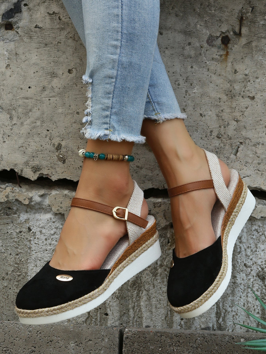 Stylish women's platform espadrille summer sandals. Comfortable, elevated closed-toe design, perfect for chic casual wear.