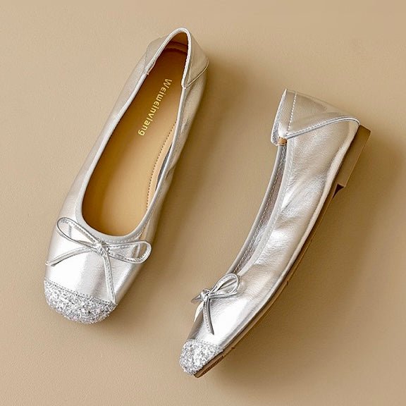 Stylish women's ballet flats with a comfortable square toe and chic bow accent, suitable for any occasion.