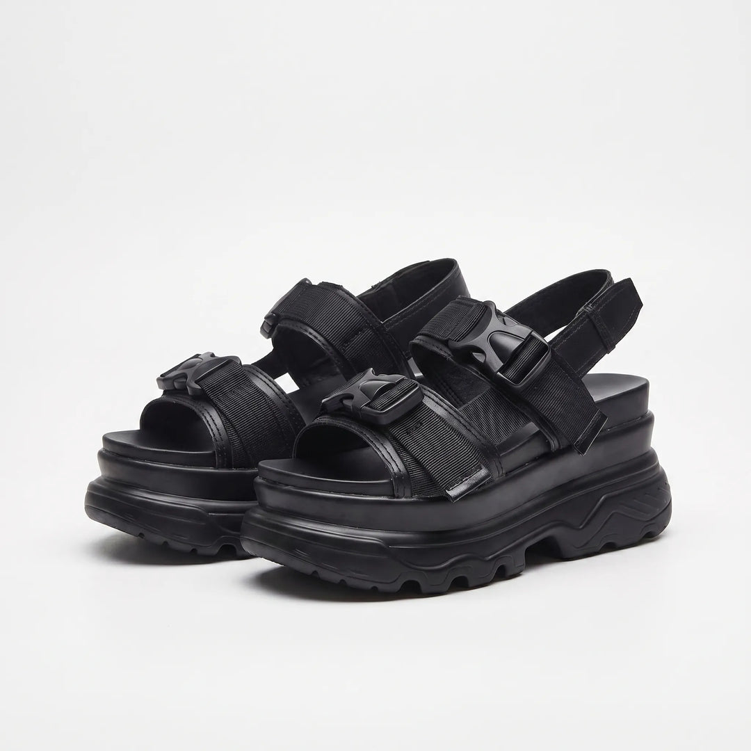Comfortable women's chunky platform sandals, featuring an open toe and buckle straps for elevated street style.