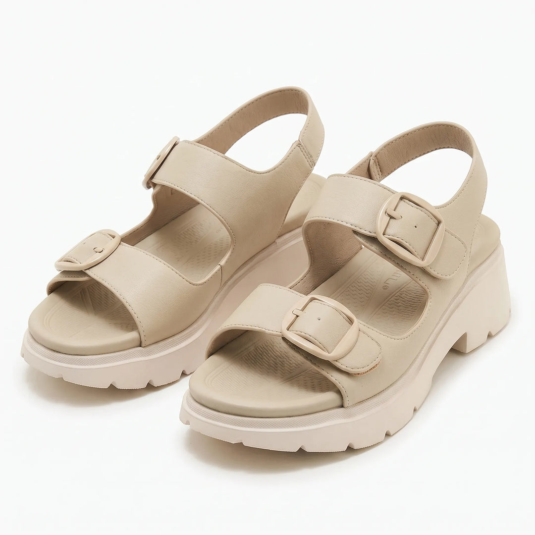 Comfortable women's chunky platform sandals, essential summer footwear. Features a stylish open-toe and durable sole.