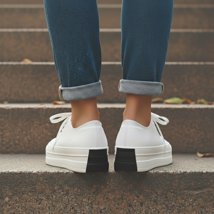 Stylish women's low-top sneakers with a chunky platform, offering a trendy and comfortable footwear option.
