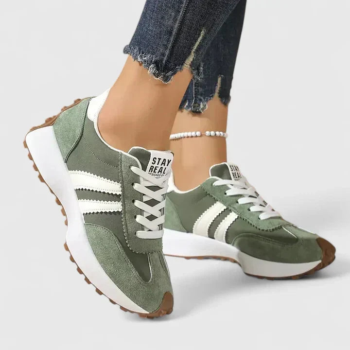 Active women's chunky sole training shoes. Versatile lace-up sneakers for running, gym, and everyday sport.