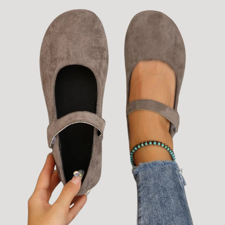 Comfortable women's classic Mary Jane flats featuring a secure buckle strap. Stylish flat shoes for versatile fashion.