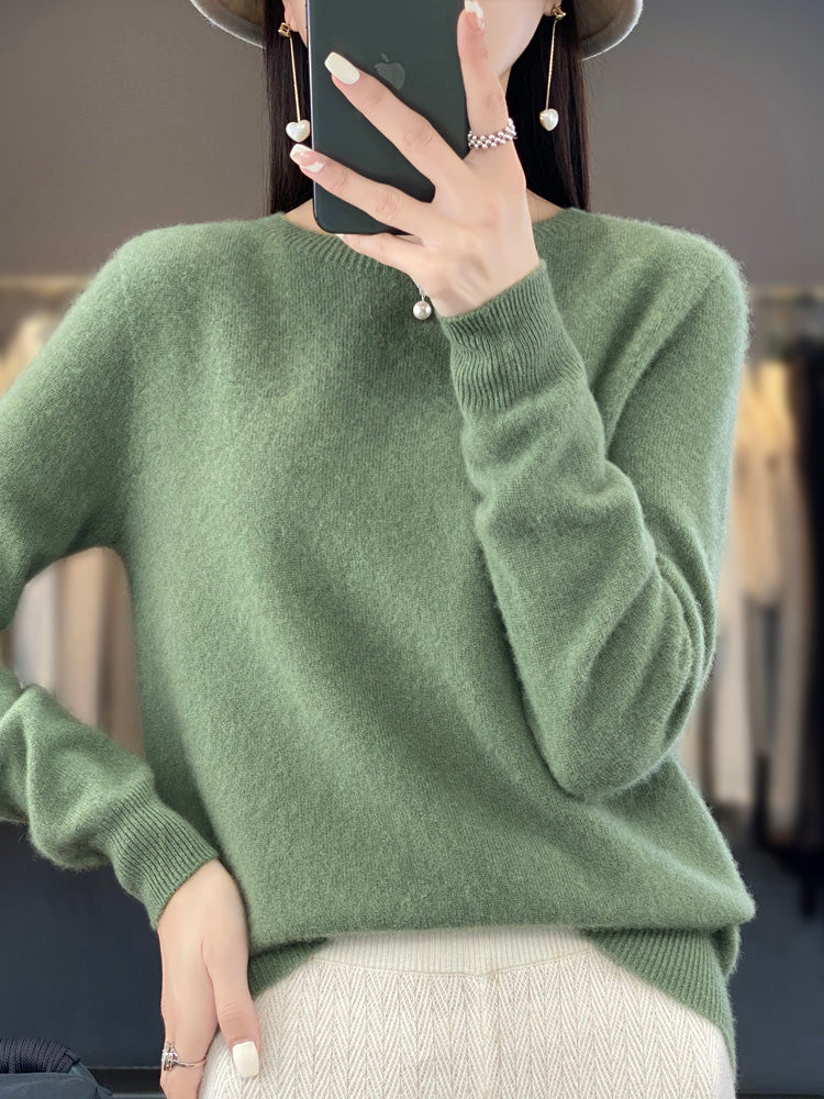 Women's classic round neck pullover sweater, cozy knit for versatile everyday wear.