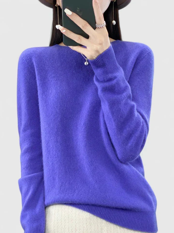 Soft & warm women's round neck pullover sweater, long sleeve, ideal for winter casual chic.