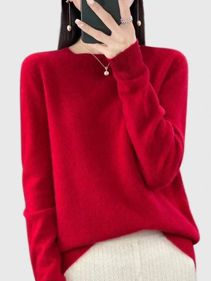 Versatile women's long sleeve round neck pullover, cozy knit, ideal for everyday winter chic.
