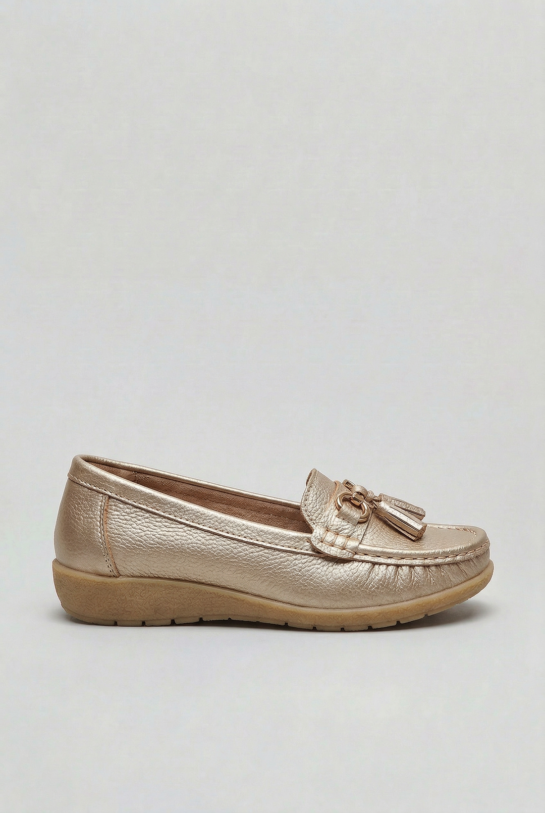 Comfortable women's slip-on loafers, classic design, ideal for everyday casual fashion and footwear.