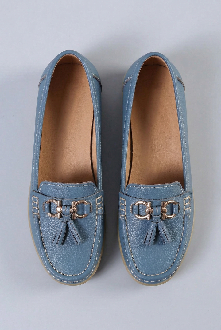 Versatile women's loafers with a classic slip-on design, ideal for everyday casual and fashion.