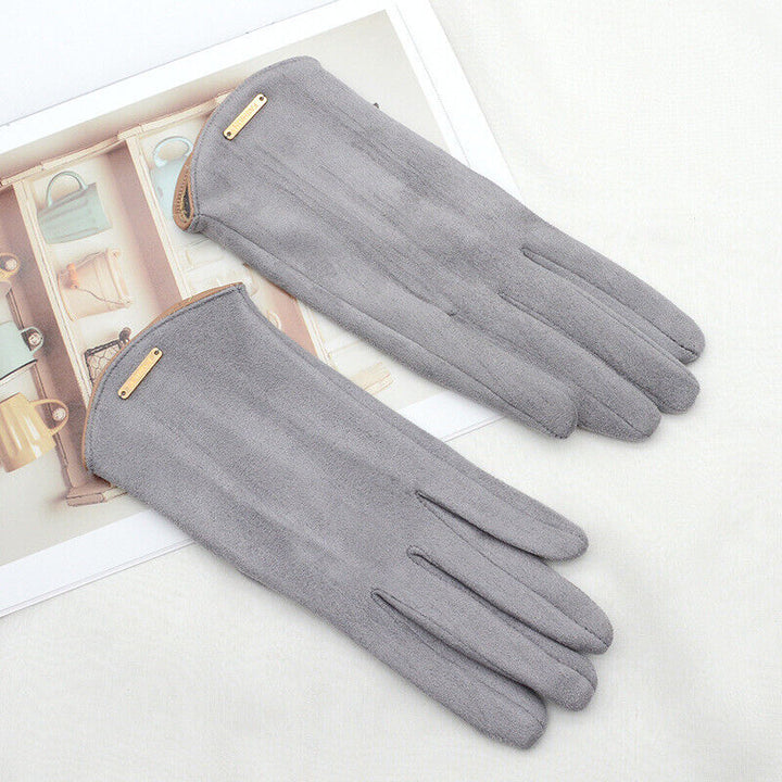 Cozy women's winter gloves with touchscreen fingertips, ensuring warmth & convenience.