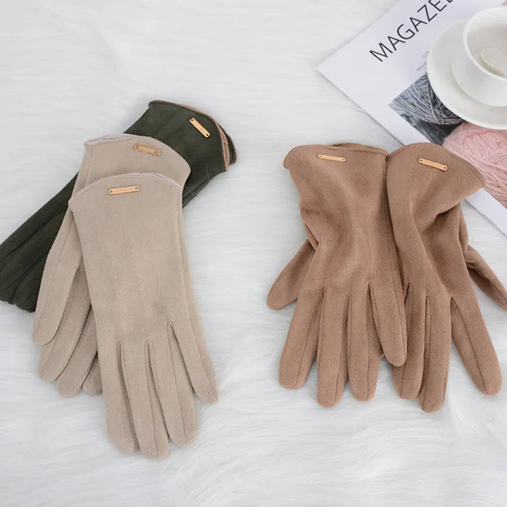 Versatile women's warm winter gloves, suitable for driving, outdoor wear, & smartphone use.
