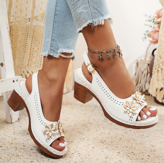 Stylish adjustable strap women's sandals, offering comfort & support for everyday summer wear.