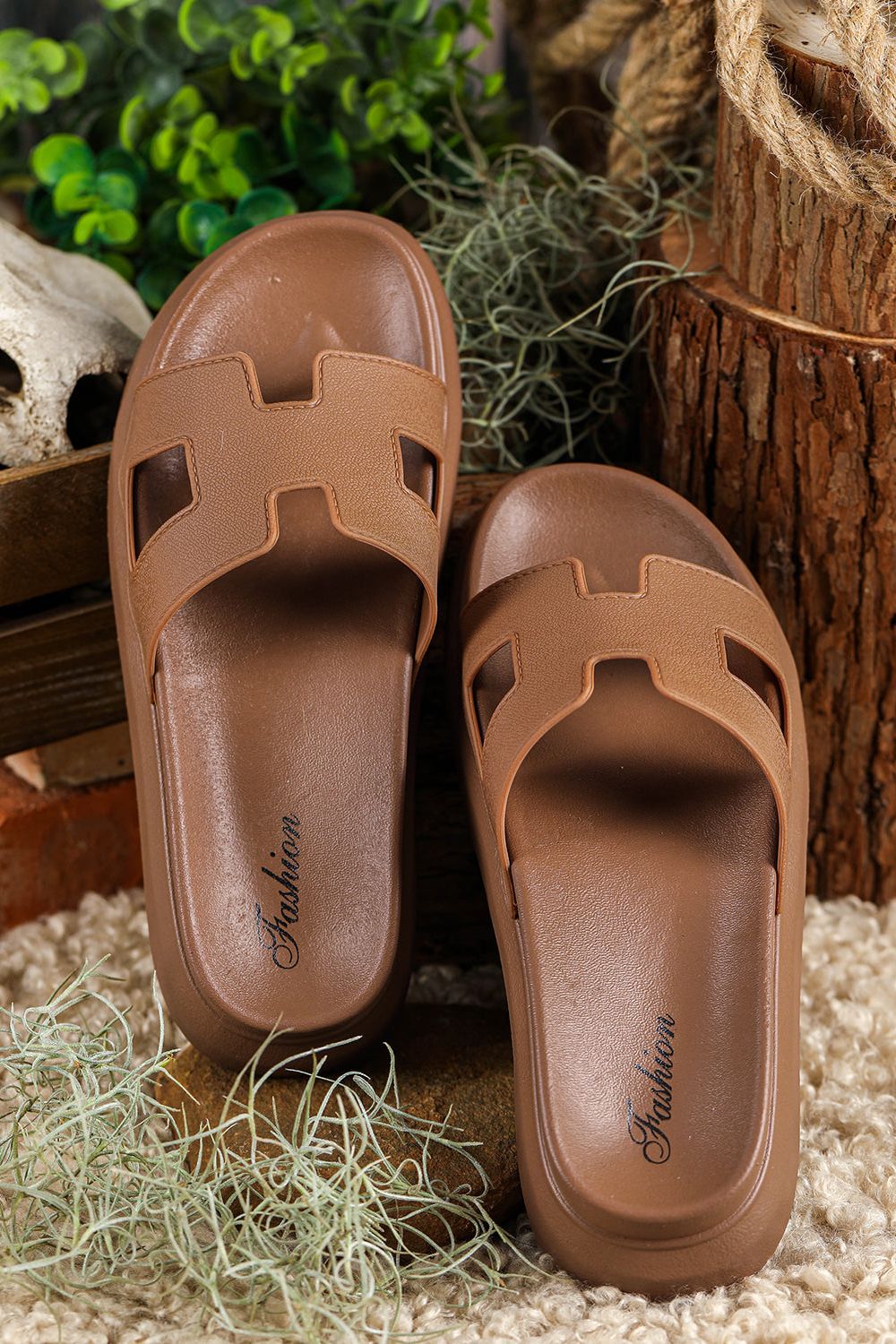 Women's summer fashion sandals, featuring a comfortable slip-on fit.