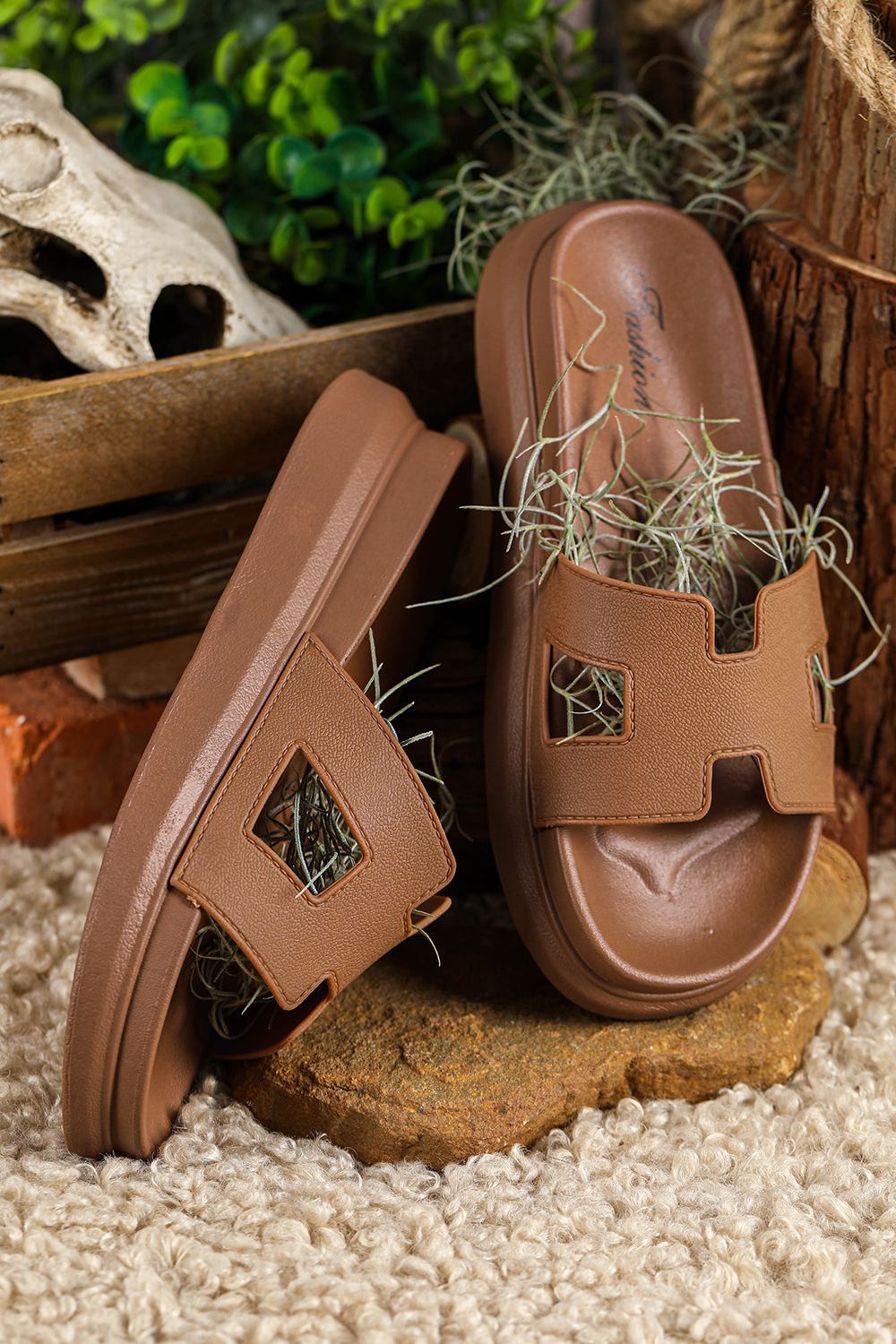 Casual women's open-toe sandals with comfortable straps, perfect for warm days.