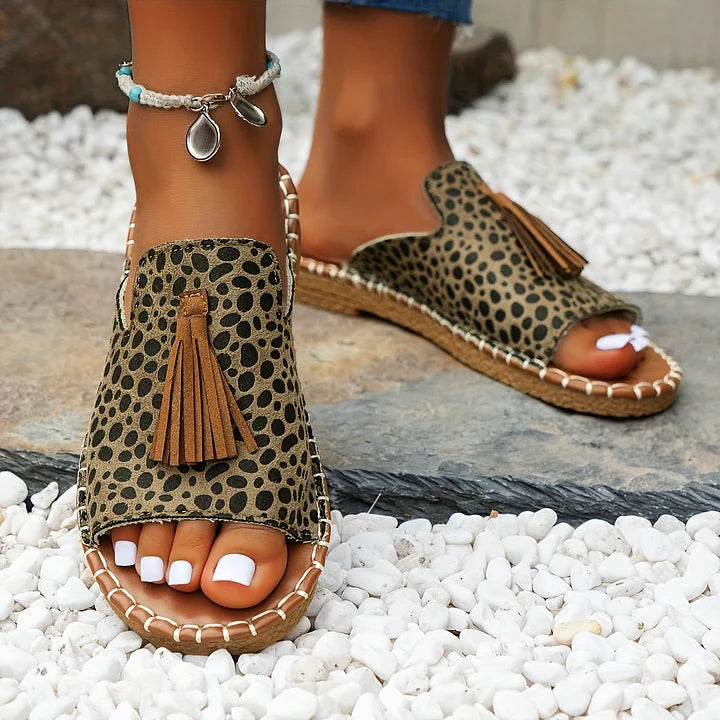 Versatile women's flat sandals for vacation, everyday, and comfortable summer footwear.