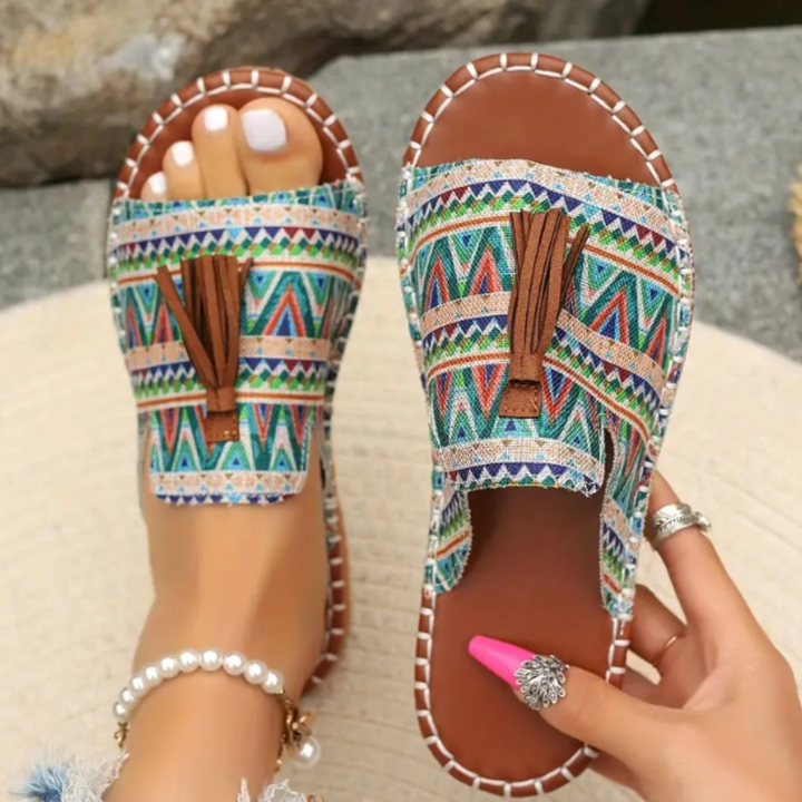 Fashionable women's flat sandals, providing comfortable, stylish, open-toe design for summer.
