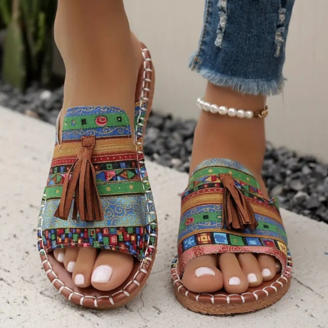 Everyday women's flat sandals, offering comfortable, easy-wear style for casual summer outings.