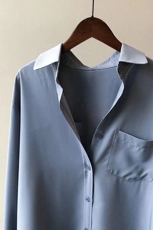 Comfortable women's flowy blouse with a relaxed fit. Stylish everyday wear top for effortless fashion.
