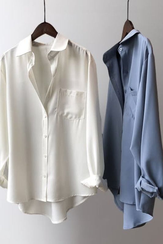 Versatile women's flowy blouse, suitable for office wear or casual outings. Stylish and comfortable top.