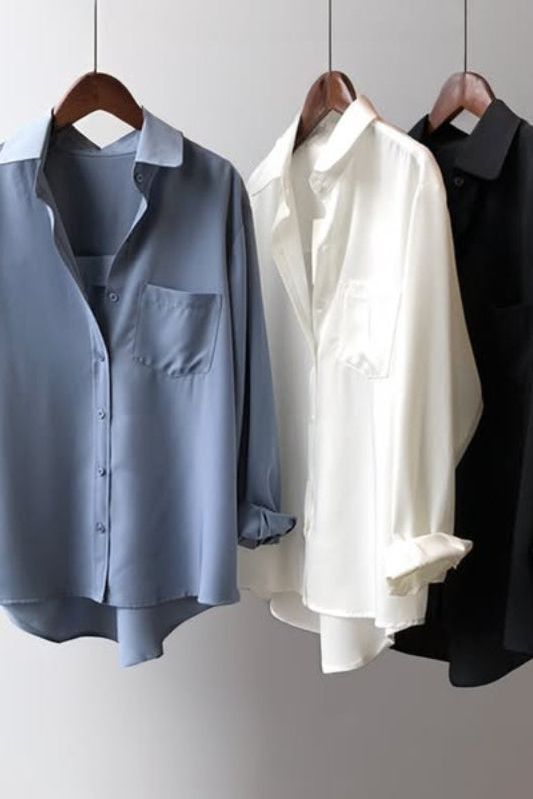 Casual women's flowy top in a comfortable, relaxed fit. Elegant blouse for versatile everyday style.