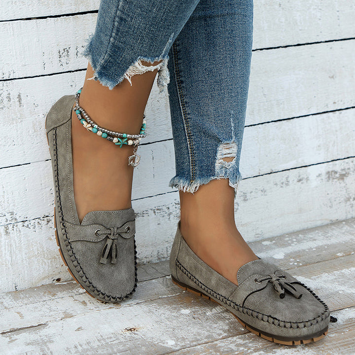 Stylish women's vintage-look loafers, comfortable slip-on design with a cushioned sole.