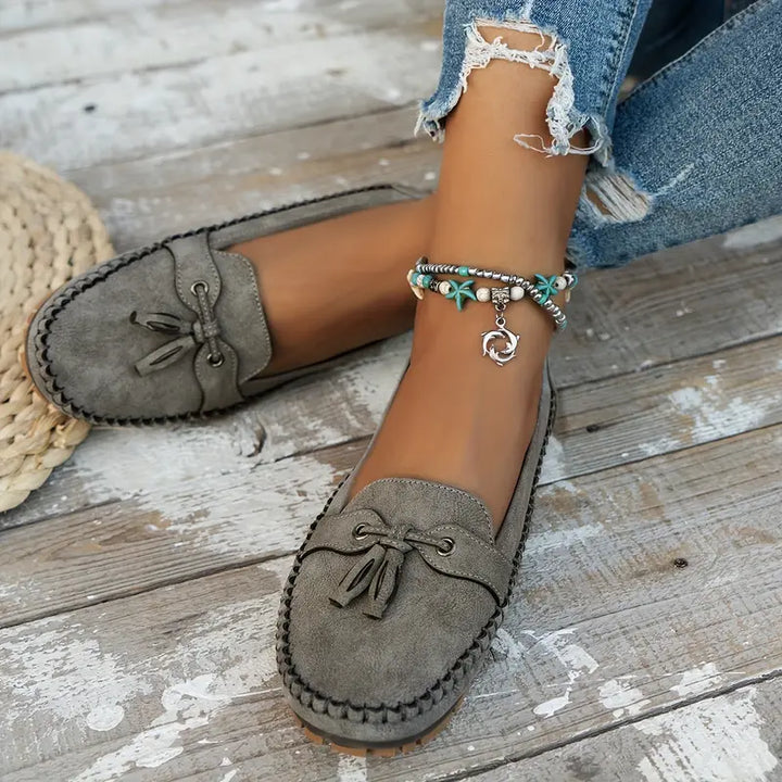 Vintage style women's loafers, casual flats with flexible design and cushioned support.