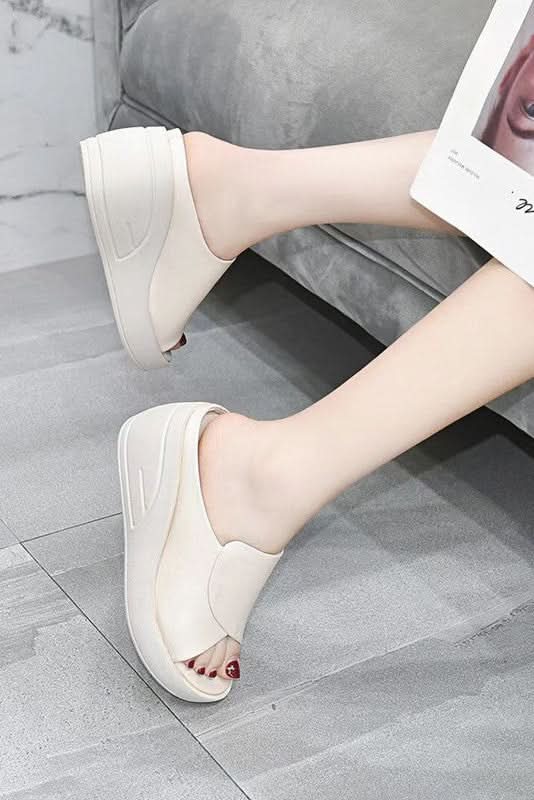 Thick cushioned women's slip-on sandals, designed for ultimate comfort during summer and casual everyday wear.