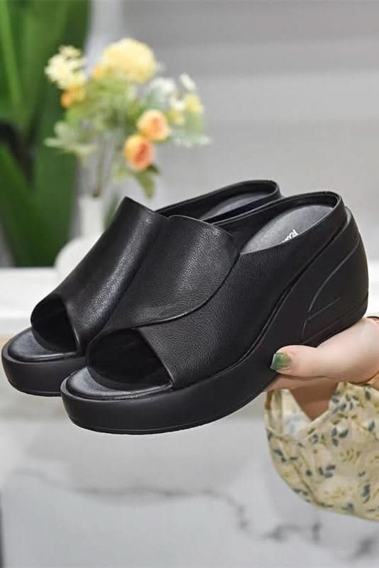 Versatile women's summer sandals, featuring thick cushioning & open-toe design for travel, beach, & casual wear.