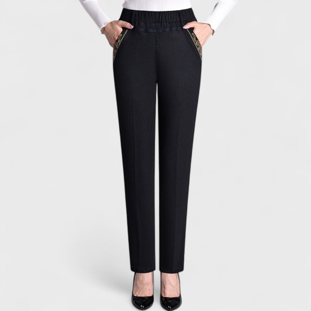 Relaxed fit women's stretch jeans featuring an elastic waist and practical side pockets.