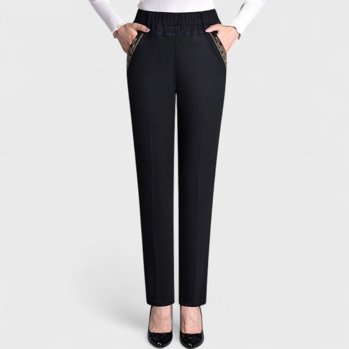 Relaxed fit women's stretch jeans featuring an elastic waist and practical side pockets.