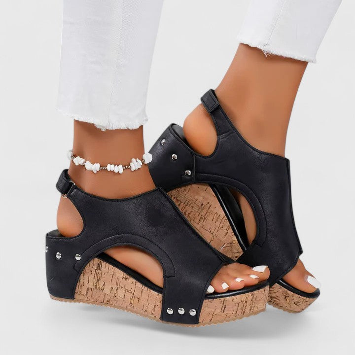 Stylish women's wedge sandals with orthopedic arch support, perfect for comfortable summer wear.