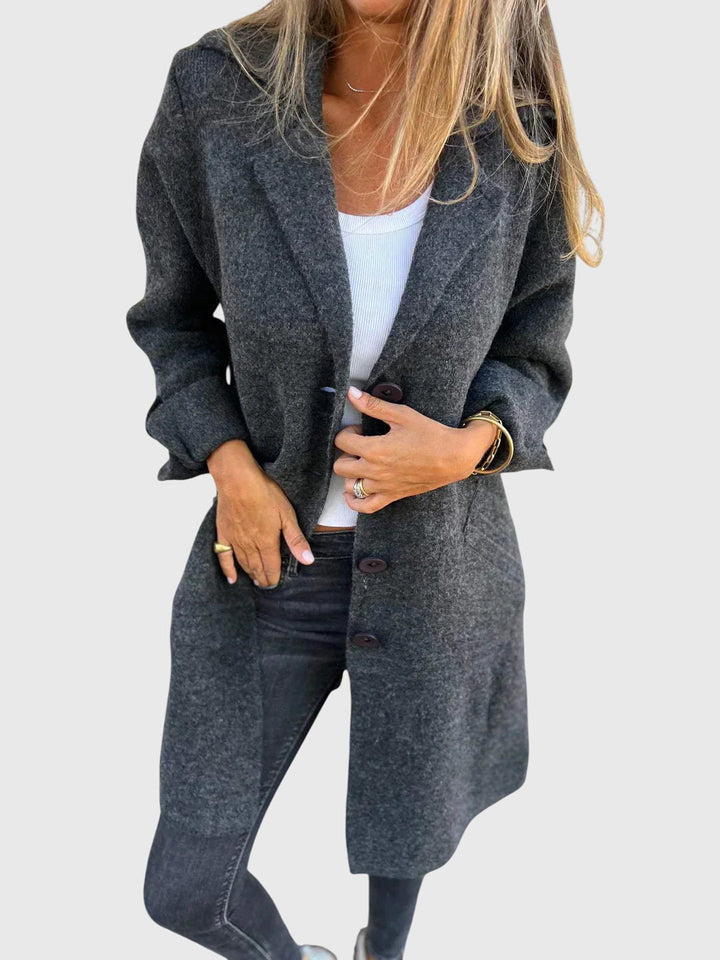 Women's versatile longline blazer, cozy material, ideal for layering and elegant casual wear.