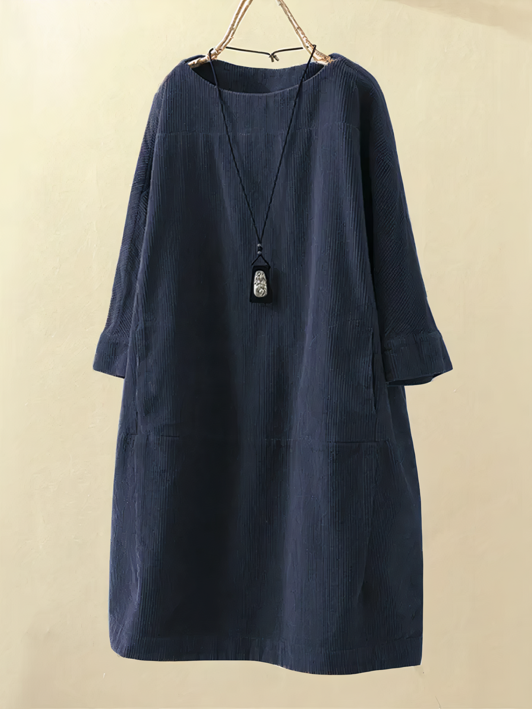 Comfortable women's midi dress with pockets. Versatile casual everyday wear, suitable for fall & winter fashion.