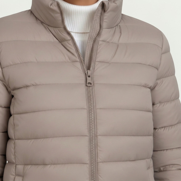 Lightweight women's quilted jacket for fall/winter, featuring a stylish stand collar and zip-up design.