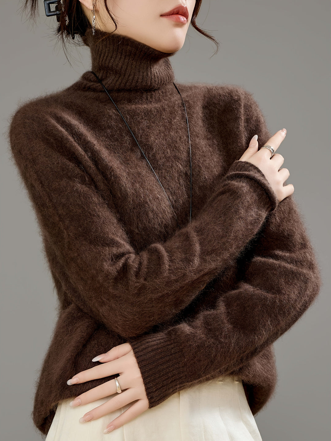 Women's cozy turtleneck sweater in a relaxed fit, perfect for stylish winter comfort and warmth.