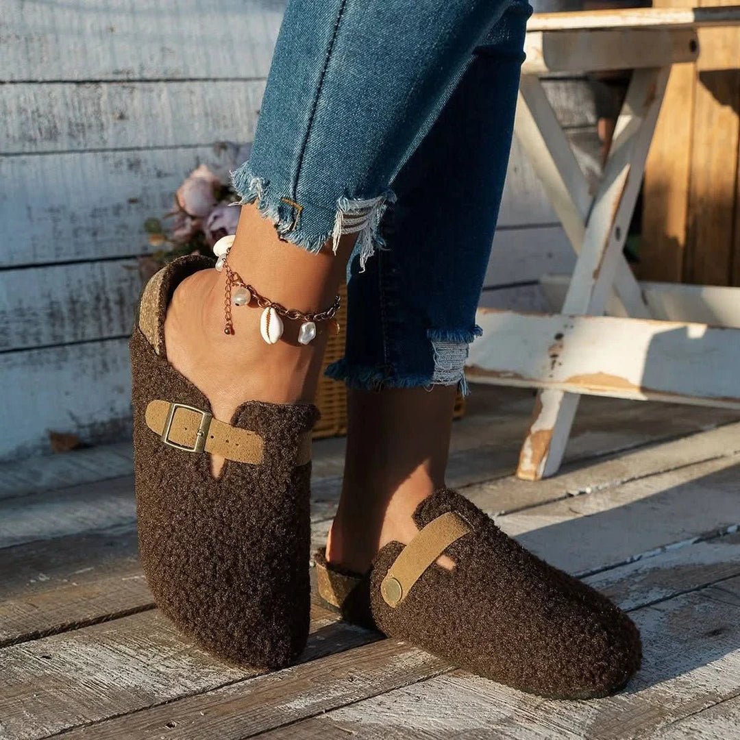 Warm women's slip-on slippers, ultra-cozy winter mules designed for easy wear and superior comfort.