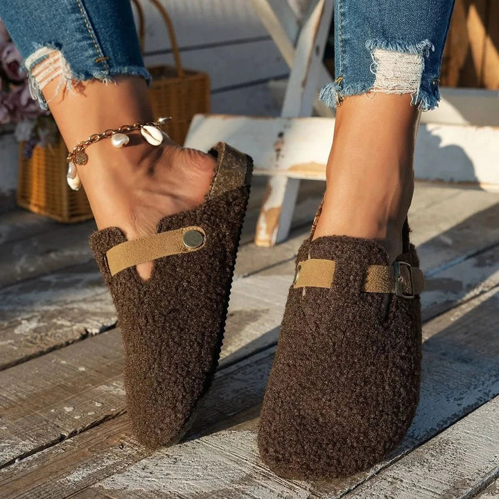 Practical & stylish women's winter mules, anti-slip cozy slippers offering warmth and comfort.
