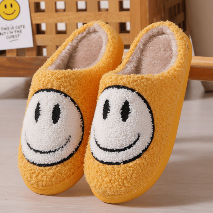Durable women's house shoes: non-slip, thick-soled smiley slippers ensuring warmth and comfort all winter.