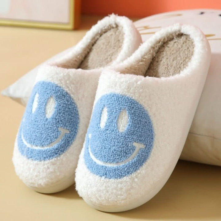 Stylish women's cozy slippers, featuring a cheerful smiley design and a supportive, thick sole for warmth.