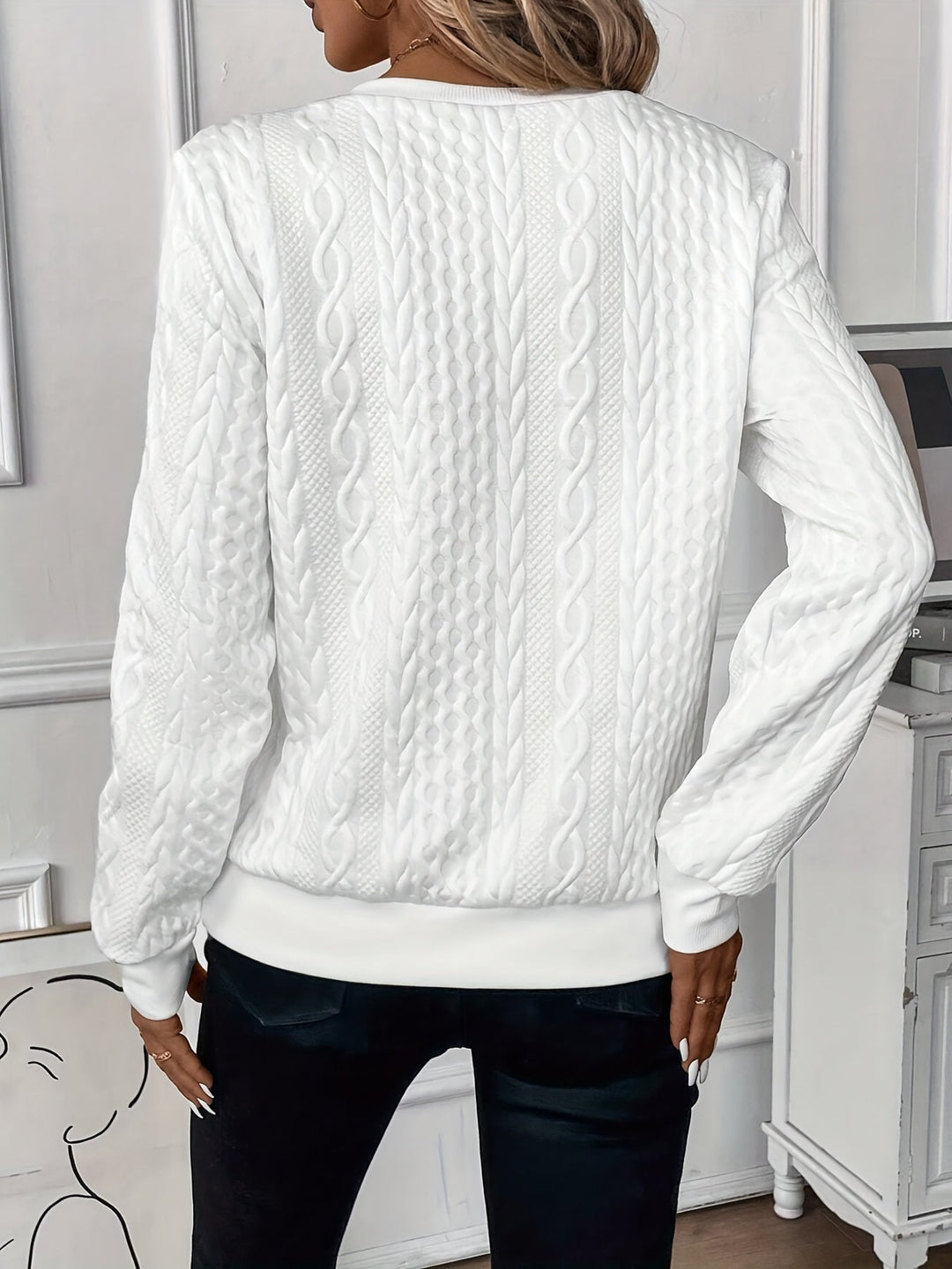 Stylish women's long-sleeve zipper sweater, soft knit for comfortable wear. Versatile everyday fashion.